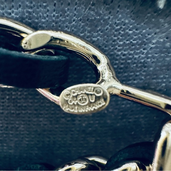 CHANEL gold chain and leather belt - Picture 3 of 5